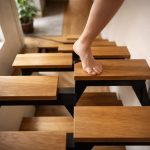 Escalier avec pas japonais est dangereux : comment prévenir les accidents